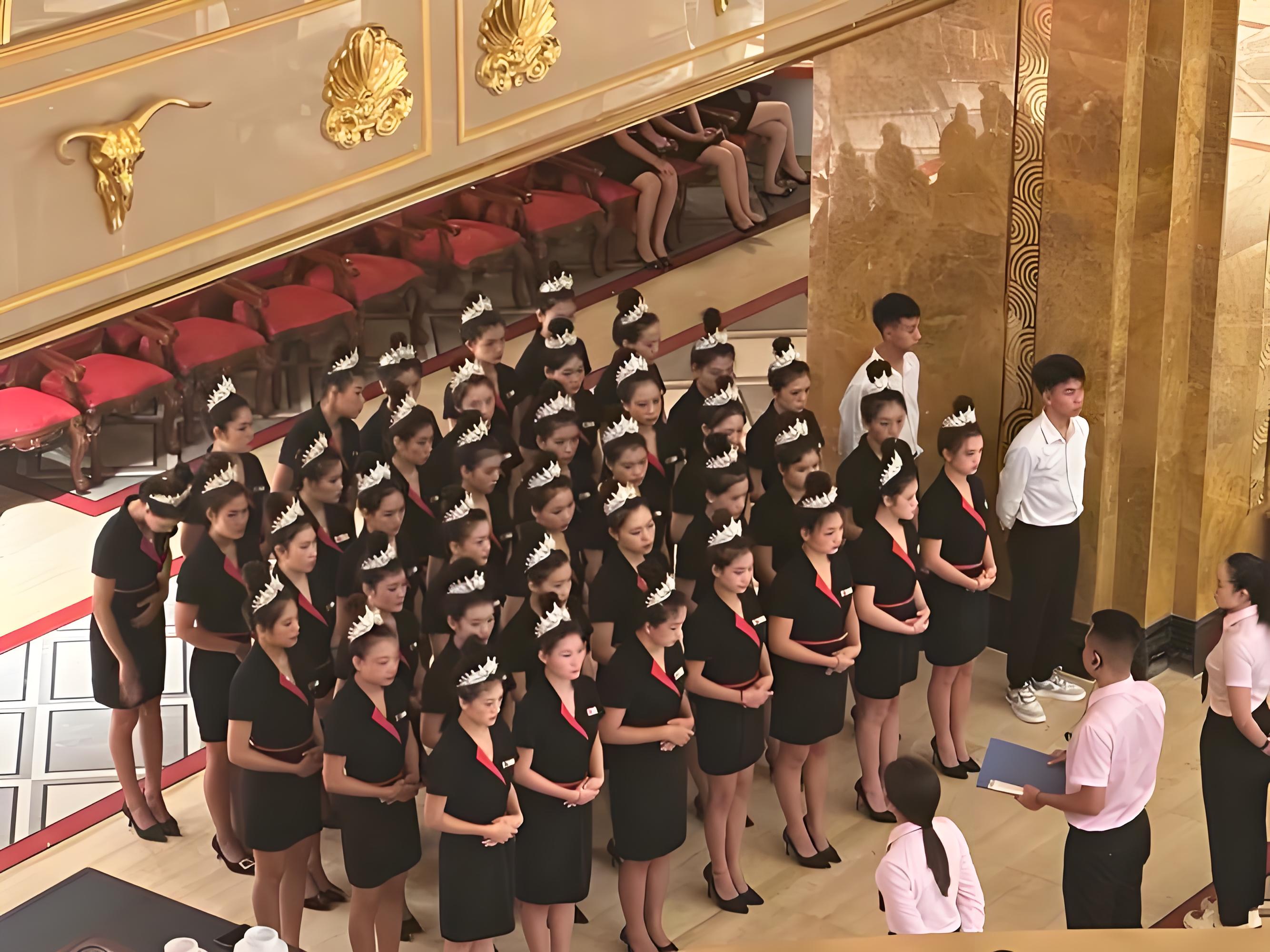 腾龙公司员工团队